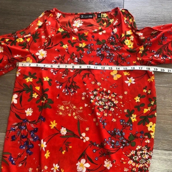 New York And Company Cold Shoulder Top Red Floral Lightweight Womens Size Small - Picture 3 of 14